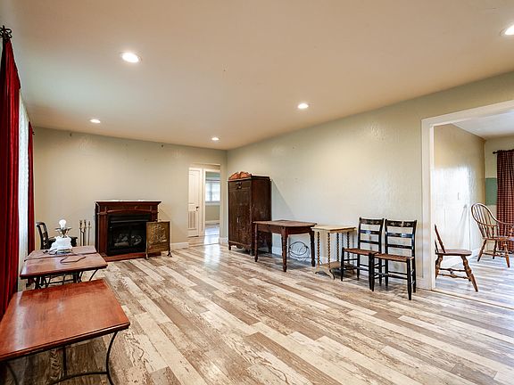 4th image of 977 W Crestwood Drive