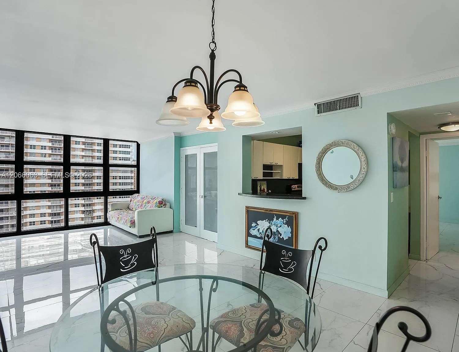 Avant Garde Condo — Photo 1
