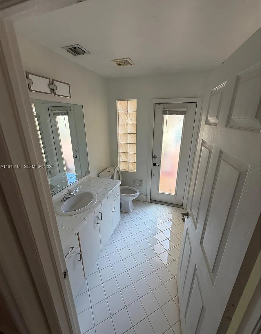 4 bed, 2438 sqft, $4,200 — Photo 3