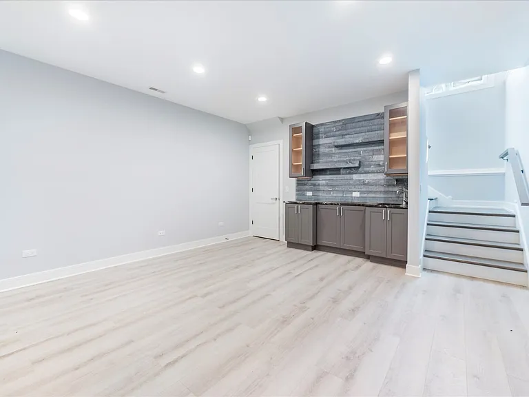 6241 S Woodlawn Ave — Photo 16