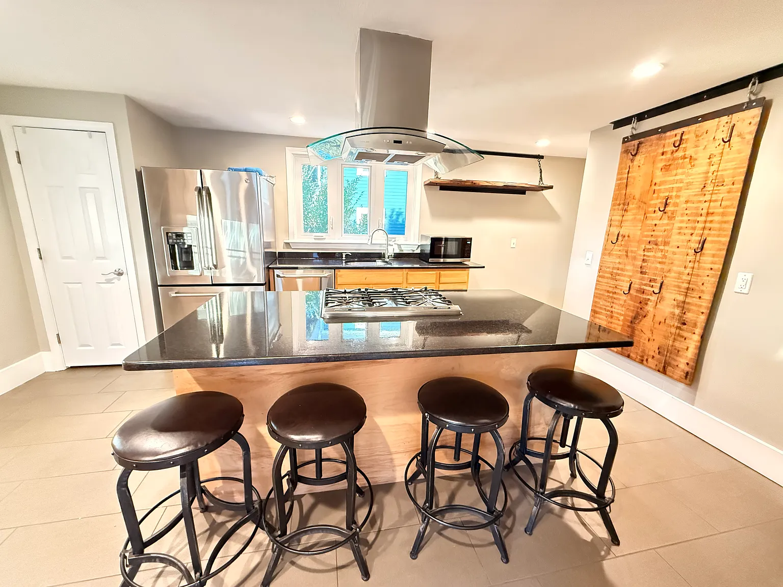 3 bed, 1.5 bath, 1892 sqft, $3,500 — Photo 3