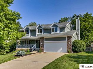 910 Hogan Dr, Papillion, NE 68046