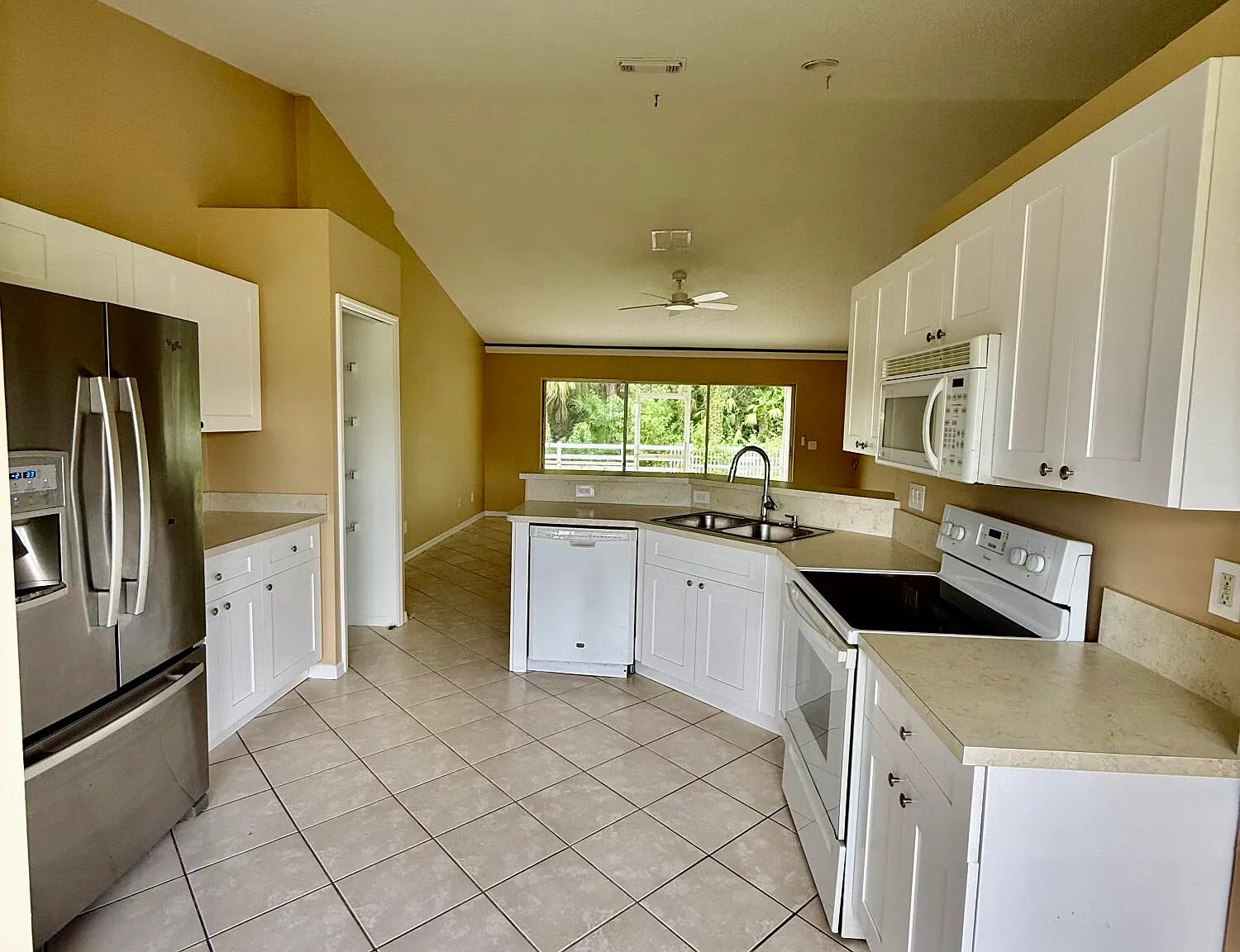 3 bed, 2.0 bath, 1219 sqft, $2,400 — Photo 2