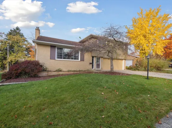 32305 Valley View Cir, Farmington, MI 48336