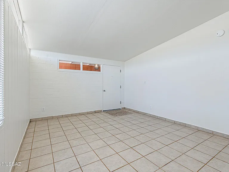104 N Douglas Ave — Photo 9