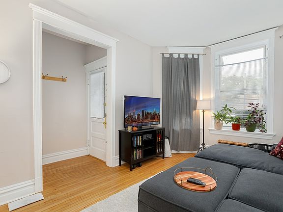 5th image of 1019 W Newport Ave