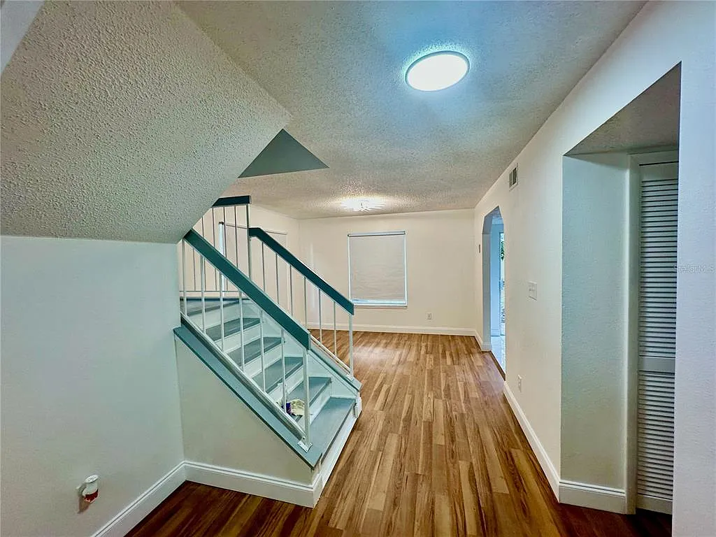 3 bed, 2.5 bath, 1393 sqft, $2,300 — Photo 4
