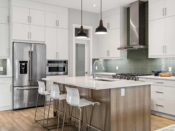 5th image of 809 20a Ave NE