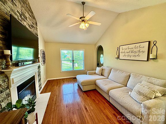 5th image of 1688 Buffett Cir