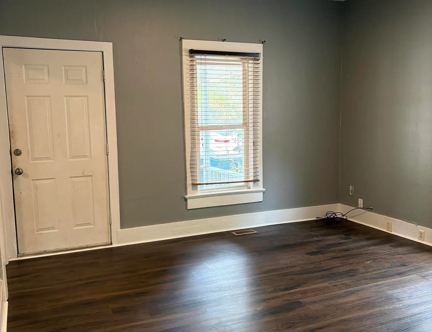 2 bed, 1.0 bath, 976 sqft, $1,300 — Photo 2