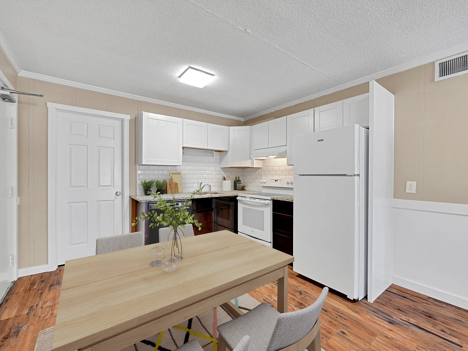 2 bed, 930 sqft, $1,650 — Photo 2