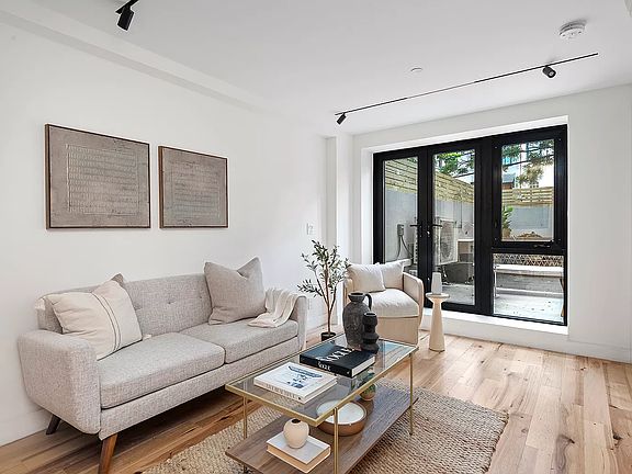 2nd image of 924 Lafayette Ave #1