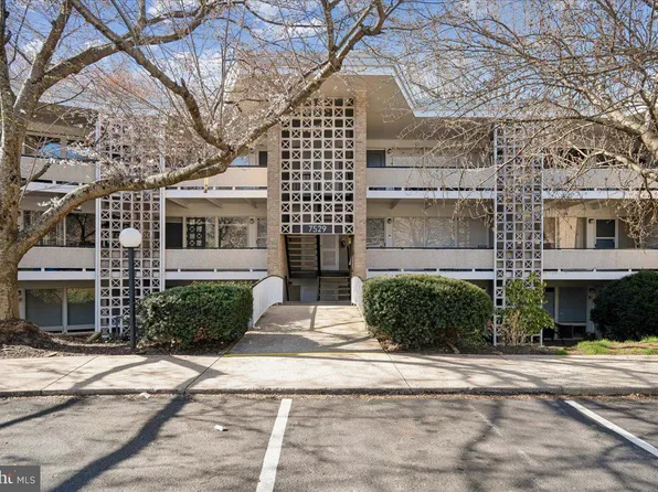 7529 Spring Lake Dr APT C-1, Bethesda, MD 20817