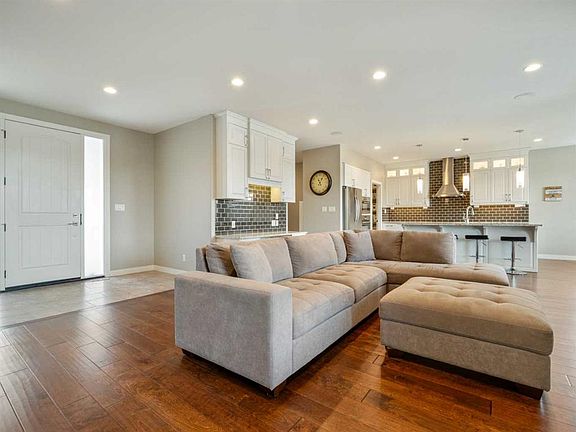 3rd image of 510 W 4th St
