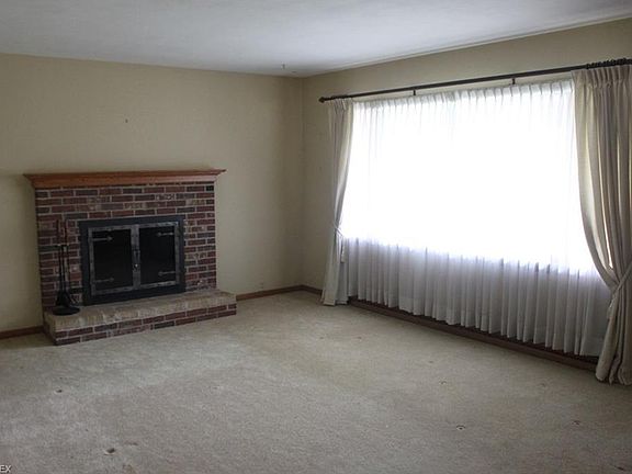 3rd image of 861 Winter St