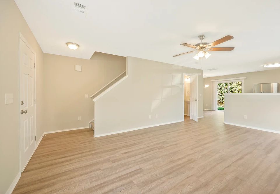 1st image of 2876 Creekbend Dr