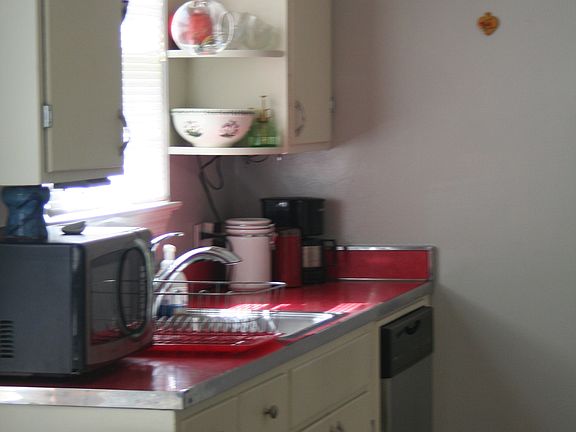 eat-in kitchen with dishwasher