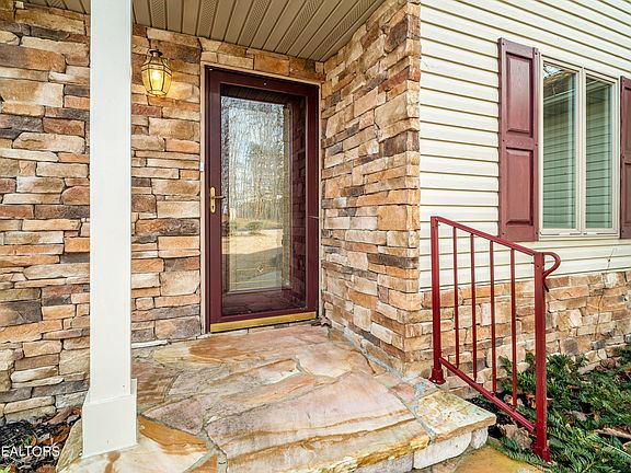 3rd image of 402 Skiatook Ln