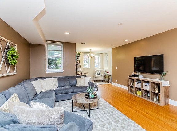 3rd image of 4845 N Washtenaw Ave APT 1