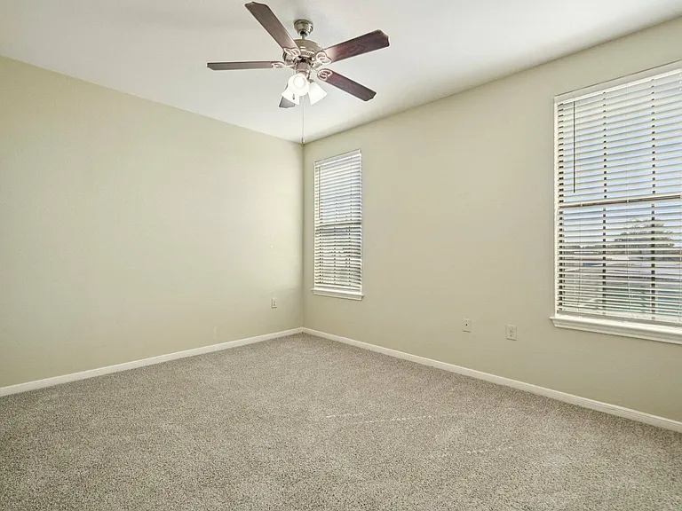 26-web-or-mls-1400 E Walnut St-S1309-015