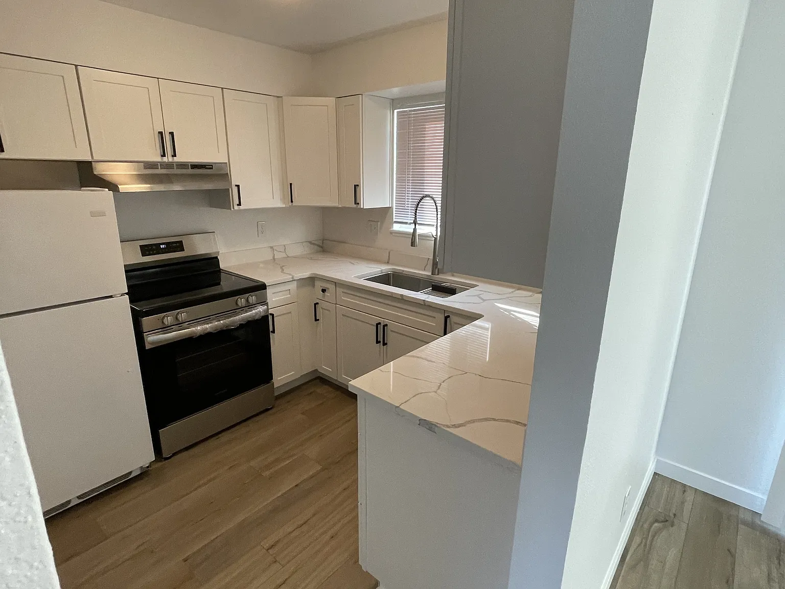 1523 Ernest Ave — Photo 2