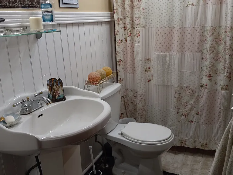 Main bathroom, older pic