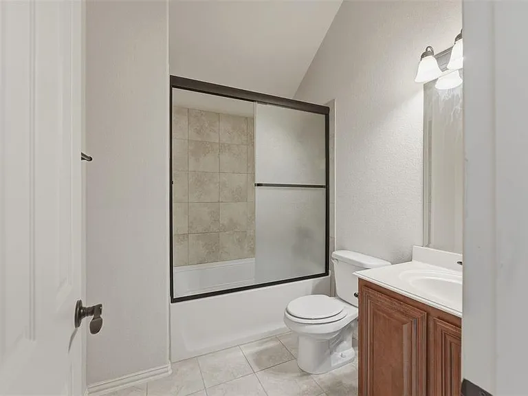 Upstairs full bathroom