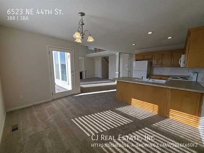 6523 NE 44th St — Photo 5