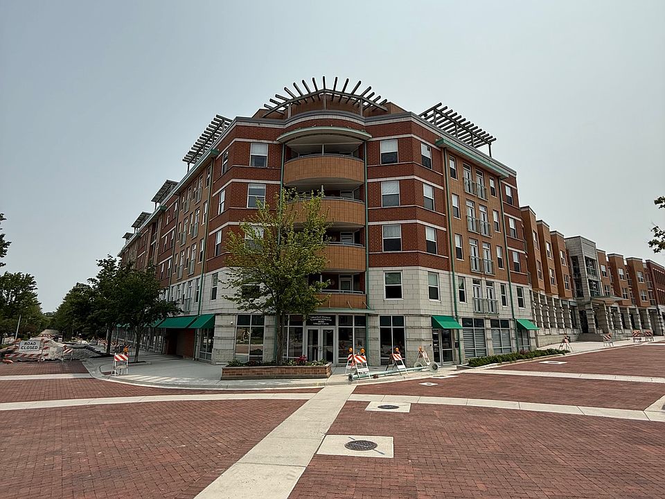 1st image of 400 Village Cir #4-8