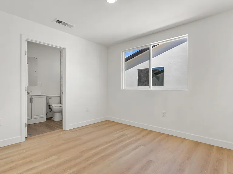 80(707W) — Photo 9