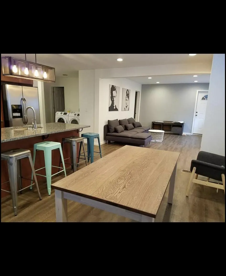 6 bed, 2000 sqft, $4,950 — Photo 3