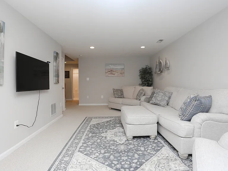 2425 Killarney Ter — Photo 5