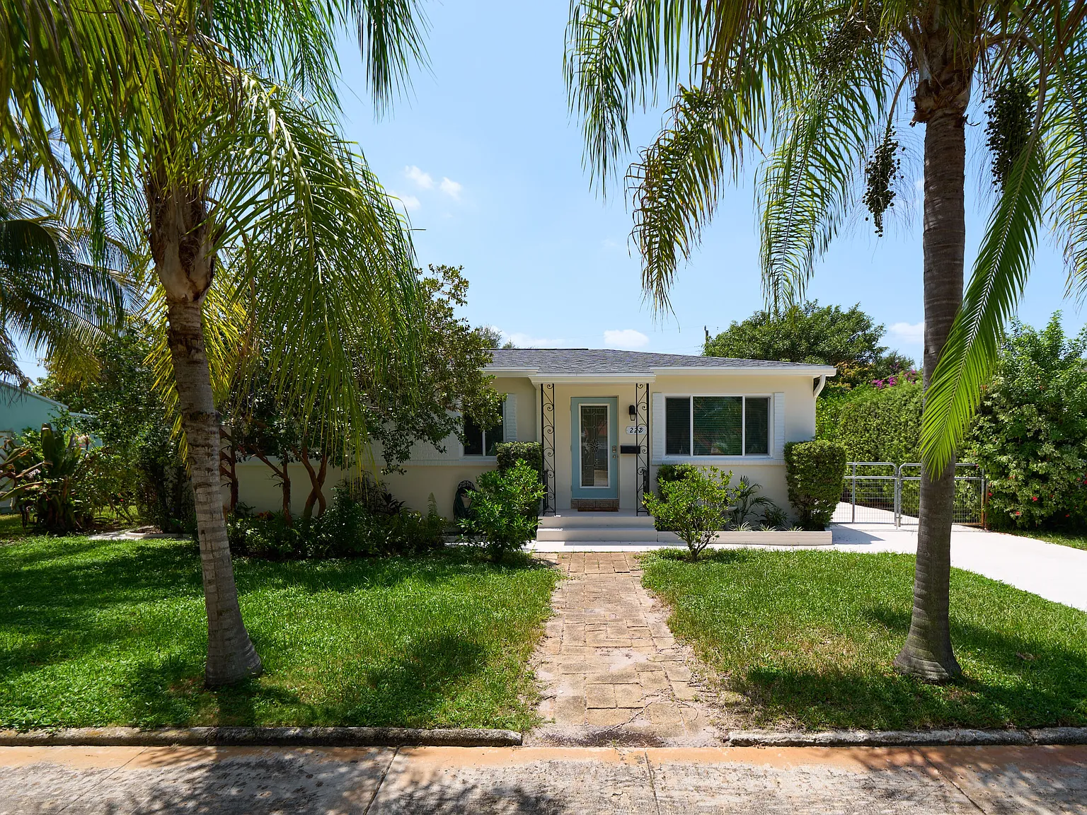 3 bed, 2.0 bath, 1252 sqft, $4,500 — Photo 4