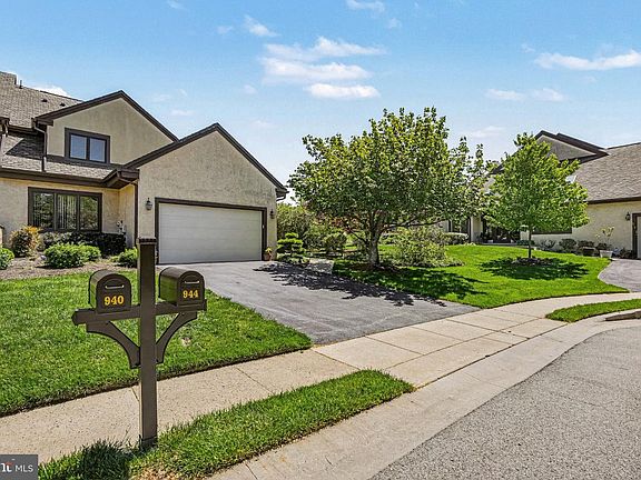 3rd image of 944 Hedgerow Ct