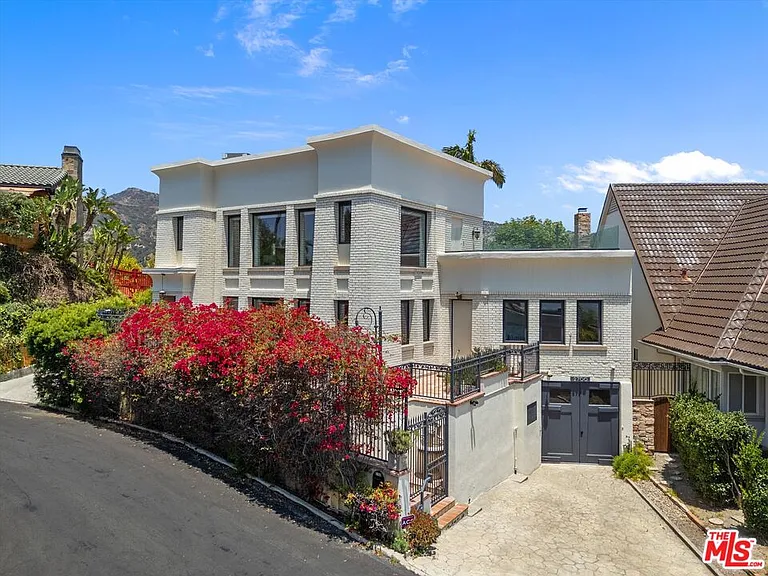 2700 Glendower Ave — Photo 1