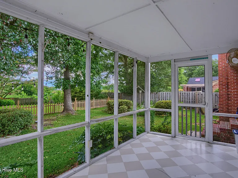 46 Holland Dr — Photo 35