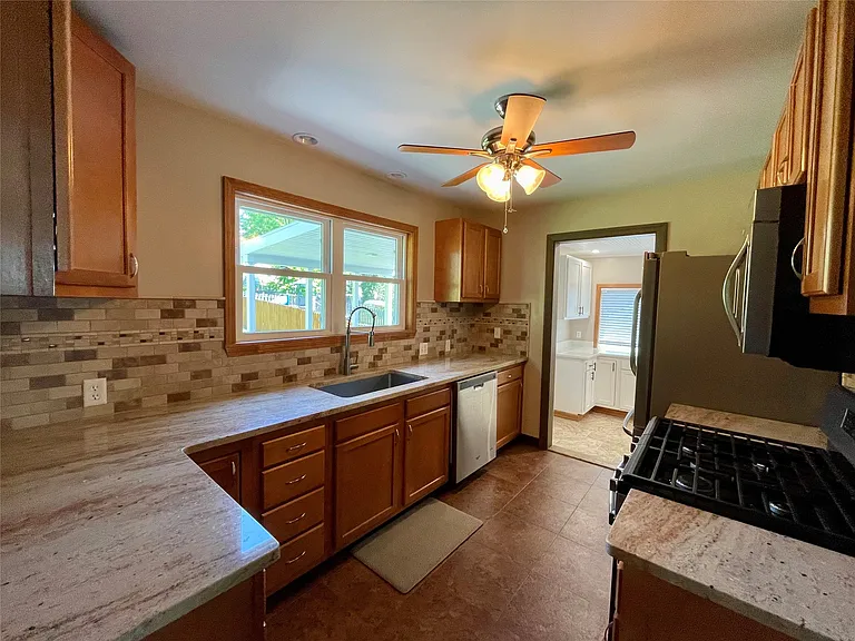2727 Hall St — Photo 20