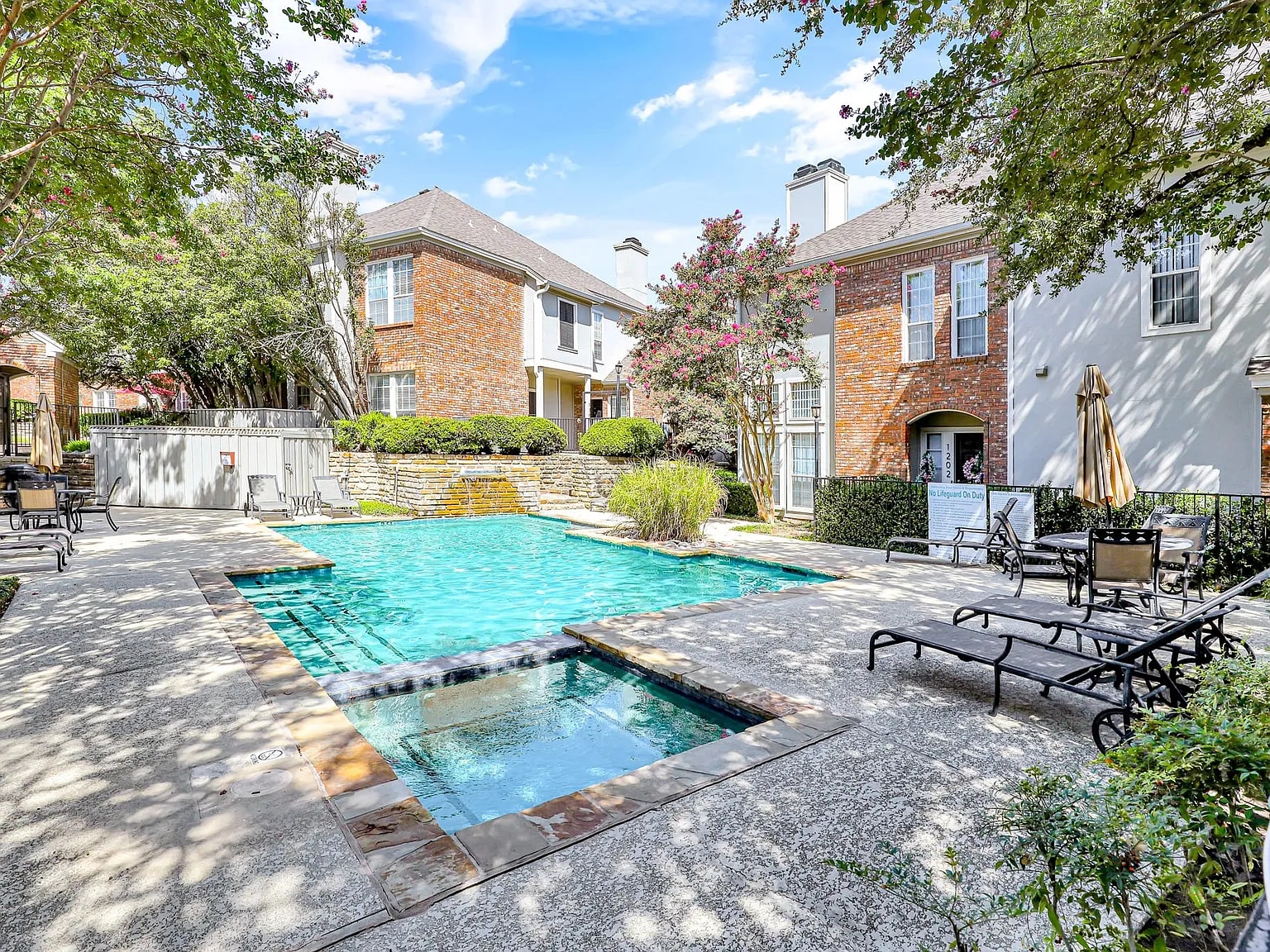 1 bed, 1.5 bath, 897 sqft, $1,495 — Photo 2