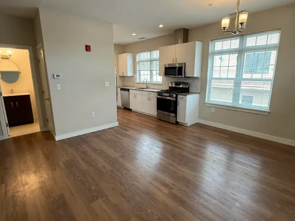 10 Myrtle St APT 52A, Waltham, MA 02453