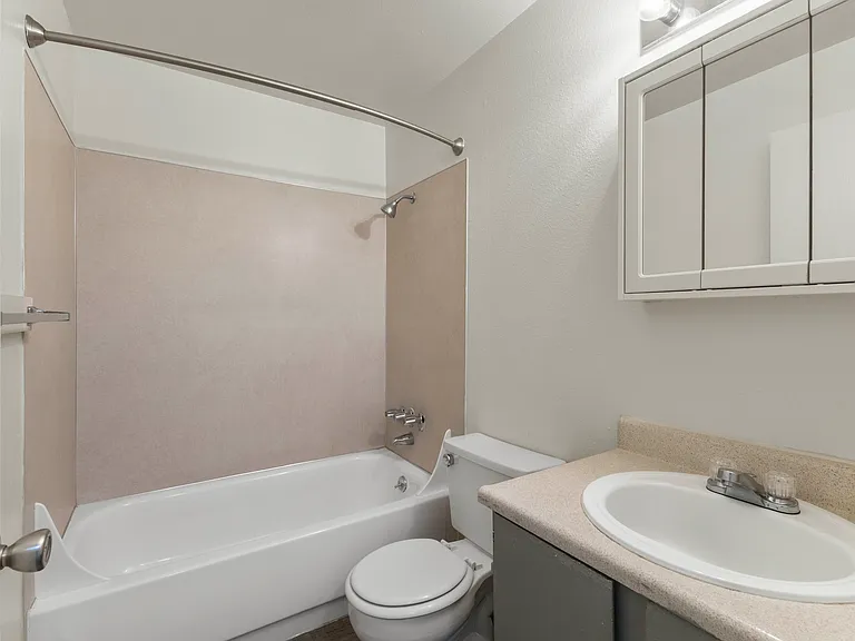 Baycrest Apartments — Photo 28