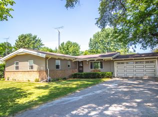 115 Maplewood Dr, Sycamore, IL 60178