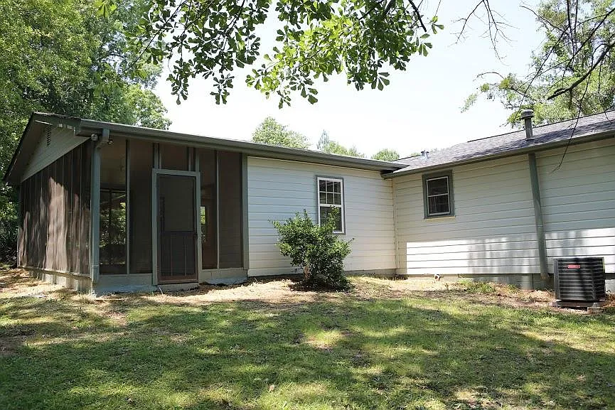 555 Richland St — Photo 3