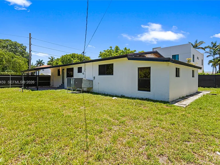 21330 NE 26th Ave — Photo 48