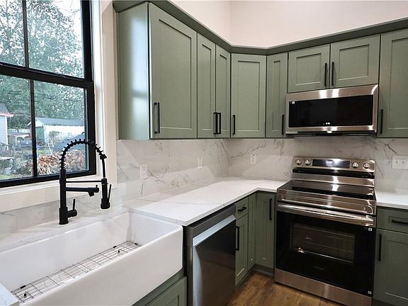 5th image of 509 College St