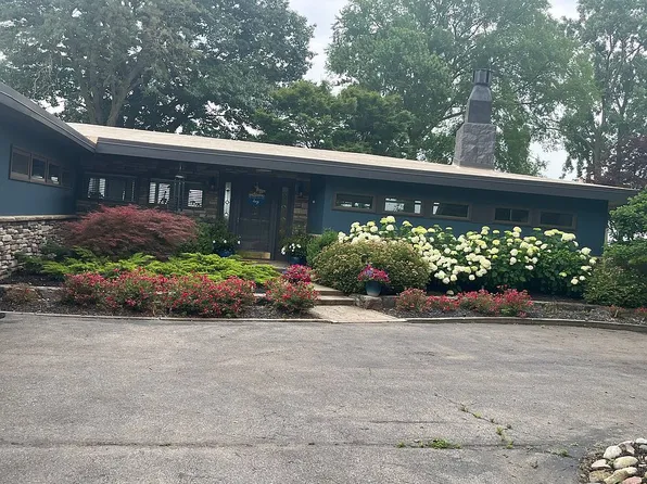 18077 Parke Ln, Grosse Ile, MI 48138
