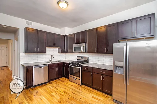 Beautiful spacious apartment in Humboldt Park! Photo 1