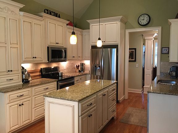 Custom Cabinets w/pullouts