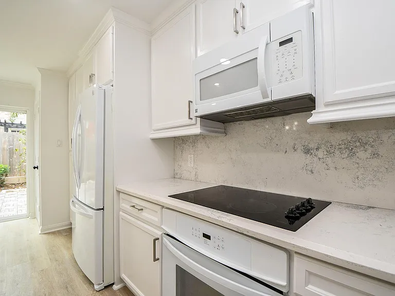 6114 Kirby Dr — Photo 18