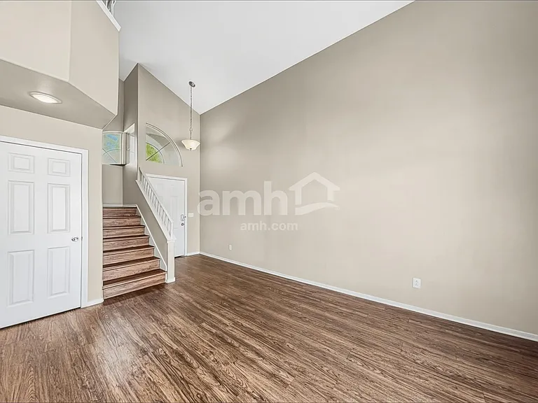 1717 Cedar Bluffs Way — Photo 7