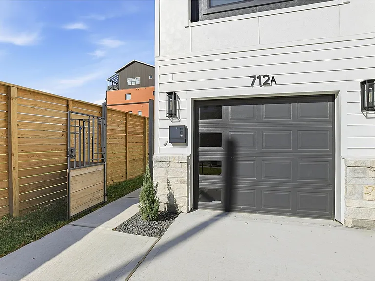 712 Delano St #A — Photo 2